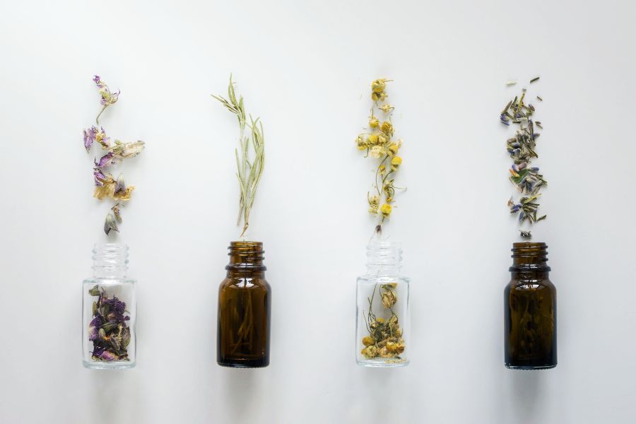 Szklana fiolka ziół